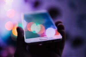 Jak drahé a jaké typy mobilních telefonů si nejčastěji kupují Češi? Cena překvapila i samotné odborníky