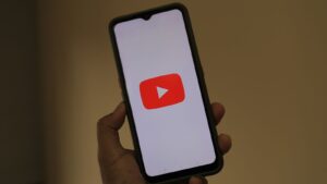Jak se definitivně zbavit otravných reklam na  YouTube. Stačí stáhnout jednoduchou aplikaci. Je zdarma a spolehlivá. Postup krok za krokem