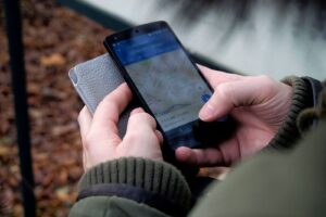 Zákeřná funkce vám v noci z mobilu tiše krade data. Výrobci ji zapínají naschvál. Jak ji vypnout?