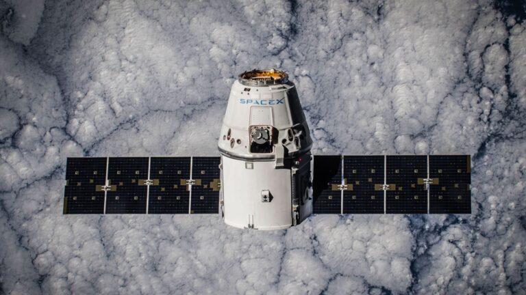 Češi posílají do vesmíru družici se svinovacím metrem z hobymarketu. Vynese jí Falcon 9 společnosti SpaceX