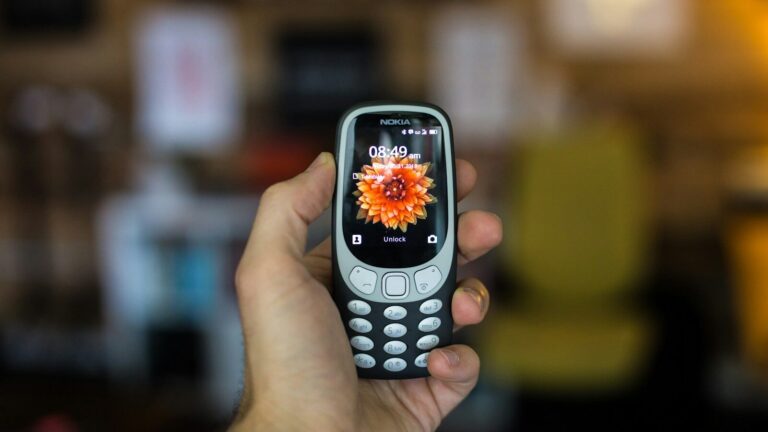 black Nokia candybar phone