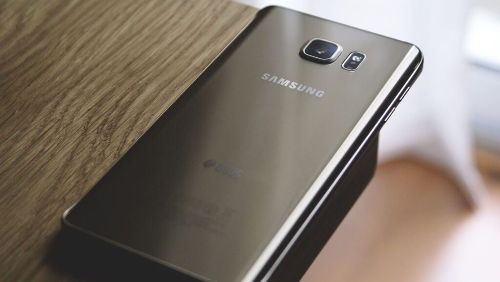 Samsung má velký problém. Kdo vlastní tento typ telefonu, má nárok na odškodnění 4 000 Kč