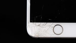 Kolik stojí výměna prasklého skla u mobilního telefonu? Sumy udivují i odborníky
