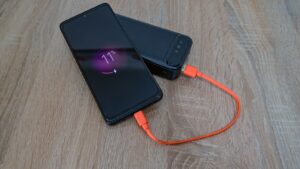 Nabíjela jsem telefon 2x denně. Pak jsem ale vypnula běžnou funkci od Google a je zase vše v pořádku