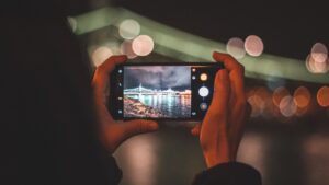 90 % lidí drží mobil při focení špatně. Jde o typicky český zlozvyk. Přinášíme správný postup