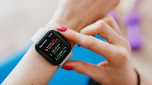 Zdravotní pojišťovny začnou přispívat až 10 000 Kč na chytré hodinky