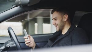 IPhone má funkci proti nevolnosti v autě. Brzy bude i na Androidech
