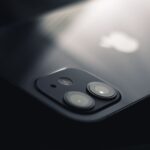 Zapomeňte na iPhony. Tento levný mobil je v létě 2026 válcuje na celé čáře