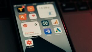 Tyto aplikace ve vašem telefonu tajně kradou data. Alespoň jednu z nich má 90 % Čechů