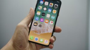 Když dítě touží po novém iPhonu: Většina rodičů zbytečně přijde o desítky tisíc Kč. Jaký a jak nejlépe koupit?