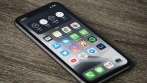 Kdo má doma tenhle starý iPhone, dostane od sběratelů 1 000 000 Kč