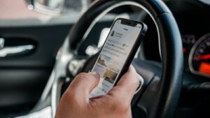 Jak ušetřit za benzín: Trik s mobilním telefonem Vám ročně zachrání před 6000 Kč. Většina řidičů dělá pravý opak