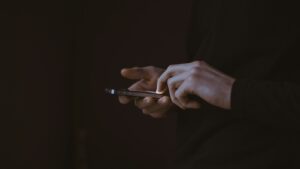 EU tvrdě zakročila proti aplikacím svlékajícím ženy a děti. Uživatelé se smějí