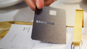 Samsung představil vlastní kreditní kartu. Je krásná a při placení mobilem vrací zpět spoustu peněz