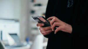 Chytrou zbraň proti podvodníkům máte přímo v mobilu: Jak na 4 kliknutí zastavit nechtěné hovory a SMS