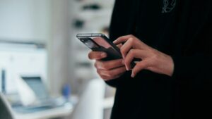 Klasické mobily končí. Nahradí je pohodlné zařízení, které se ovládá úplně jinak