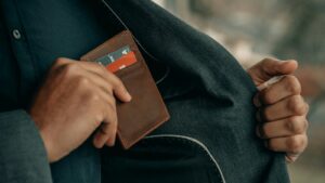 Alza rozpoutala šílenství. Nabízí luxusní mobil velikosti kreditní karty. Prodává ho za hubičku