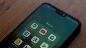 Telefon hlásí plnou paměť? Problém nejsou fotky, ale skryté koše Androidu. Stačí je vysypat
