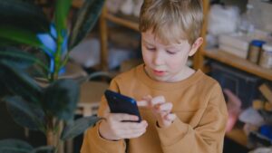 Jak drahý telefon by mělo mít dítě ve školním věku?