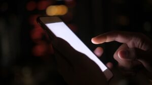 Jak rozsvítit svítilnu na mobilu, aniž byste ho odemkli? Stačí dvakrát „seknout“. 90 % Čechů tuto vychytávku nezná