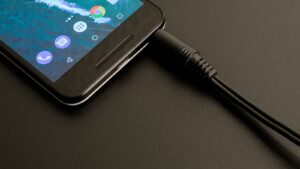 Většina Čechů nabíjí telefon špatně. Stačí jedna chyba a telefon může zamrznout. Přitom jde o detail