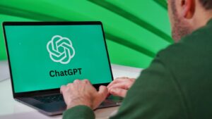Která umělá inteligence toho předvede nejvíce zdarma a za kterou si stojí za to připlatit? Kde vítězí ChatGPT, Gemini, či Claude?