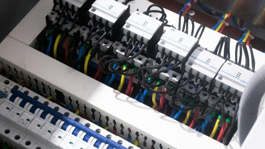 a bunch of wires are plugged into a switch box