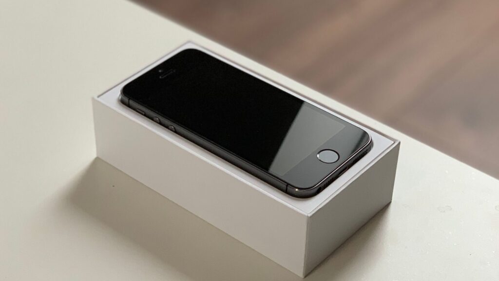 Minimalistic image of a smartphone on its packaging, ideal for tech and gadget themes.