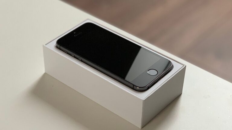Minimalistic image of a smartphone on its packaging, ideal for tech and gadget themes.
