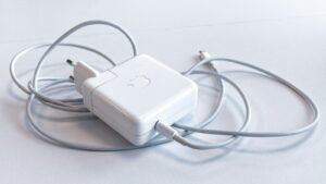 Vypadá stejně jako ten od telefonu, ale váš notebook s ním odmítá spolupracovat. Stejný konektor neznamená stejné schopnosti