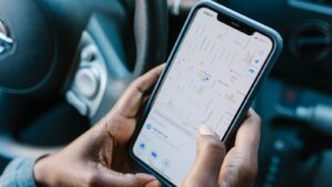 Waze umí varovat dřív než dopravní značka, jenže klíčové nastavení má schované hluboko v menu. Takto ho najdete