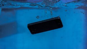 Zapomeňte na rýži. Když utopíte telefon, rychle udělejte úplně něco jiného