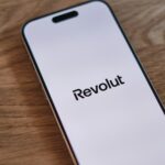 Konec složitému klikání v bance: Revolut dnes spouští asistenta AIR pro Česko