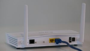 Máte na Wi-Fi routeru USB port a nepoužíváte ho? Škoda. Lze přes něj připojit velmi užitečné věci