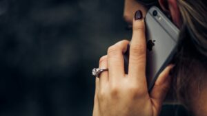 Buďte si jisti, že telefon odposlouchá vaše hovory. Můžete tomu ale zabránit