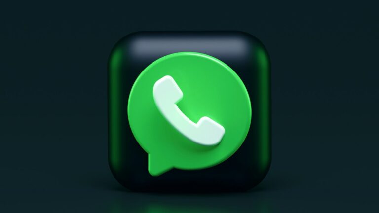 A green speech bubble icon with a white telephone handset on a dark background