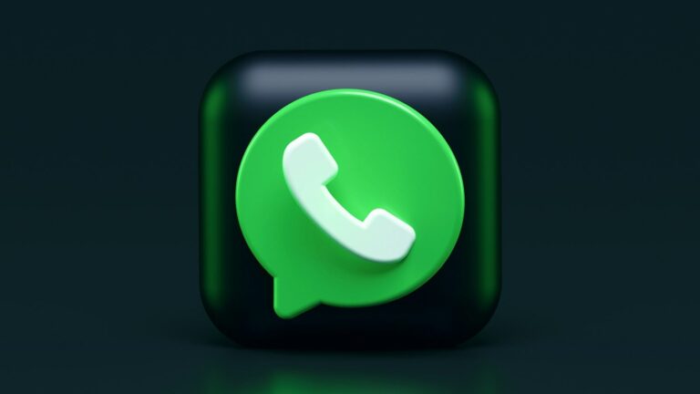 A green speech bubble icon with a white telephone handset on a dark background