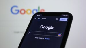 Google právě zpřístupnil všem nástroj, který pomůže zjistit, zda je fotka či video reálné, nebo AI
