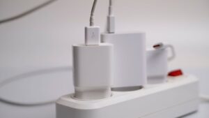 Kolik elektřiny ve skutečnosti spotřebuje nabíječka ponechaná v zásuvce? Překvapeni byli o odborníci