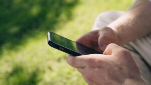 Tohle je nejlepší mobilní telefon na českém trhu do 3000 Kč. Češi se zbláznili a vykupují obchody