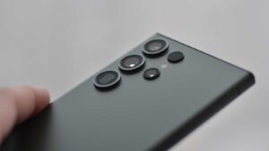 K čemu slouží malý tmavý kroužek vedle fotoaparátu na mobilu? Umí toho hodně, ale většina většina Čechů to netuší