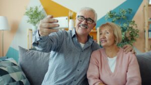 Zapomeňte na složité iPhony i Samsungy. Nejlepší mobil pro seniory vyrábí československá firma a stojí 1099 Kč