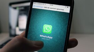 Největší past na WhatsAppu: Nereagujte na čísla s těmito předvolbami. Podvodníci vás připraví o 140 000 Kč