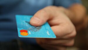 Nová metoda krádeže peněz. Podvodníci po vás chtějí, abyste předložili platební kartu