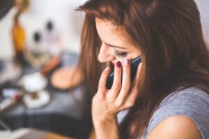 Zvedne telefon a nikdo na druhé straně nemluví. Mlčte! Pravděpodobně volají podvodníci, chtějí vám ukrást hlas a znovu zaútočit