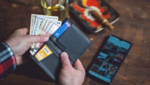 Co se stane, když Vám zloděj ukradne platební kartu a mobil zároveň: Kolik může vybrat peněz?
