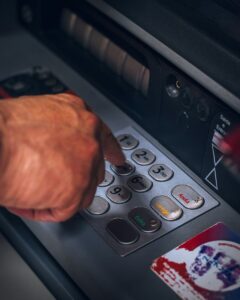 Při výběru peněz z bankomatu už nejste anonymní. ČNB vás začala ostře sledovat