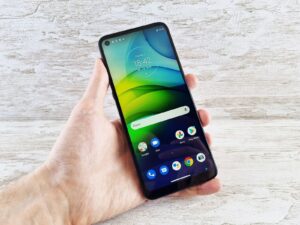 Samsungy jdou z kola ven. Češi se zamilovali do lepšího telefonu s Androidem za 3 500 Kč a vykupují sklady