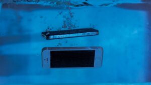 Rýže vám mokrý telefon nezachrání: Toto je věc, co skutečně funguje