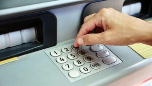 Výběr z bankomatů v Česku se výrazně změní. EU nadiktovala nová pravidla